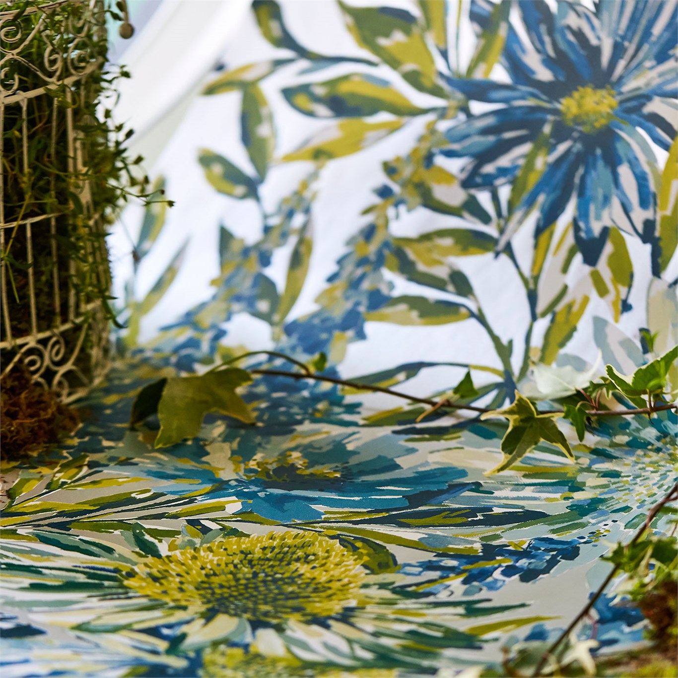 Обои Harlequin Standing Ovation Floreale Tangerine/Fuchsia 111497 фото в интерьере Обои Harlequin Standing Ovation Floreale Tangerine/Fuchsia 111497 фото в интерьере